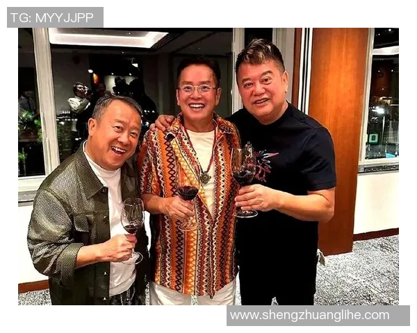 足球明星与中国朋友亲密合影展现友谊与热情的美好瞬间